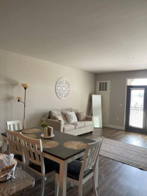 !!Gorgeous Unit 10 minute walk from the Beach!!